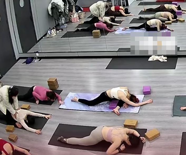 导师当按压着乐女士。 导师当按压着乐女士。