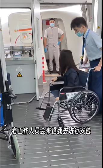 知名残疾博主“克里斯蒂娜的世界”,不满南航拒绝让她独自登机。影片截图 知名残疾博主“克里斯蒂娜的世界”,不满南航拒绝让她独自登机。影片截图