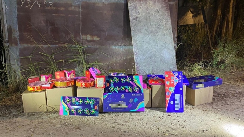 行动共检获14箱约50公斤怀疑烟花及爆竹,市值约5.5万元。警方图片 行动共检获14箱约50公斤怀疑烟花及爆竹,市值约5.5万元。警方图片