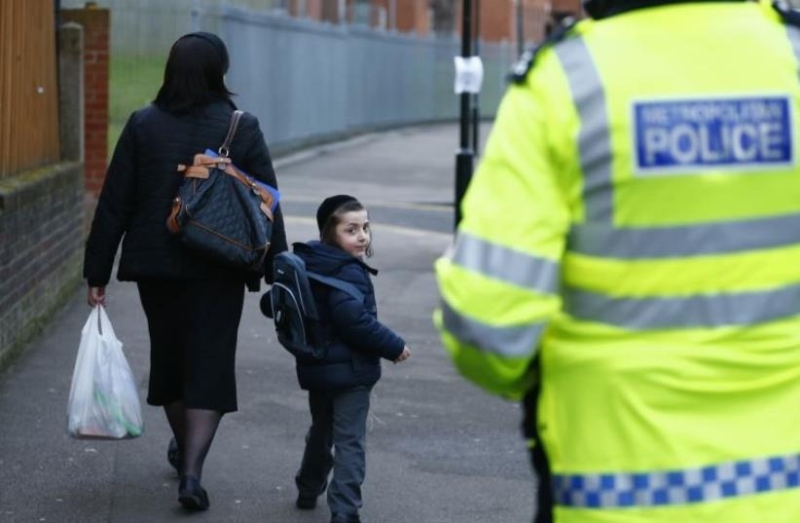伦敦警察局去年拘捕了215名涉枪械罪案的少年或儿童。路透社
