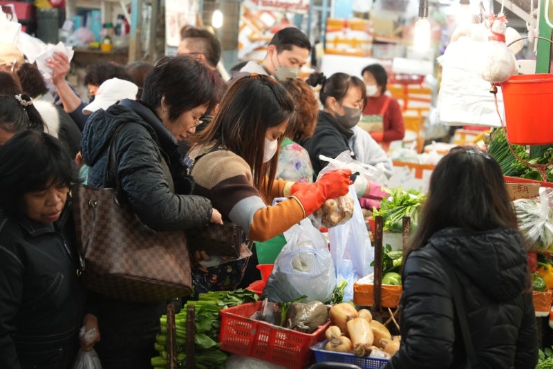 菜档、海鲜档及鸡档不时需要排队。 菜档、海鲜档及鸡档不时需要排队。