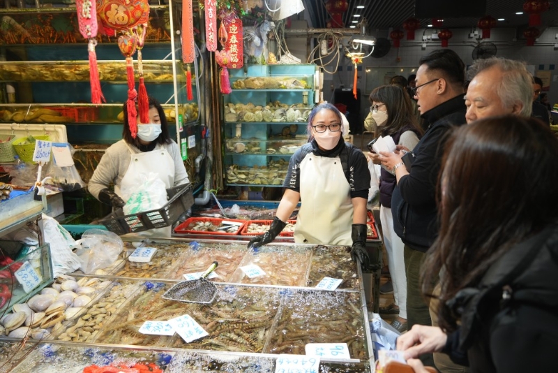大年三十,九龙城街市人头涌涌。 大年三十,九龙城街市人头涌涌。
