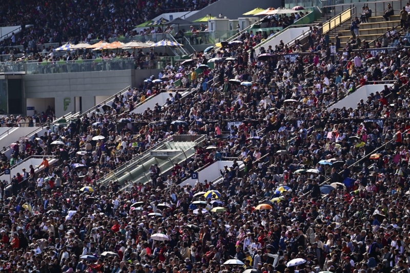 农历新年赛马日8.8万人入场，全日投注额高达17.6亿元