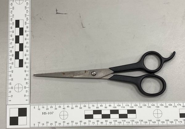 警方查扣剪断脐带的剪刀。 ETtoday 警方查扣剪断脐带的剪刀。 ETtoday