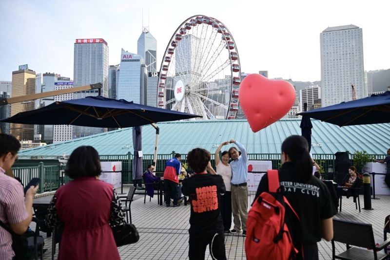 不少市民争相合照。 不少市民争相合照。