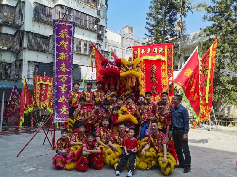 揭阳榕城小女孩林熙悦在路边练习舞狮,恰遇一支专业舞狮表演队路过,为她敲锣擂鼓、呐喊助威。 揭阳榕城小女孩林熙悦在路边练习舞狮,恰遇一支专业舞狮表演队路过,为她敲锣擂鼓、呐喊助威。