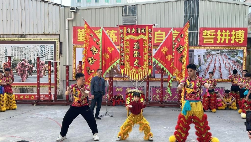 在舞狮队队员的指导下学习技巧与要领 在舞狮队队员的指导下学习技巧与要领