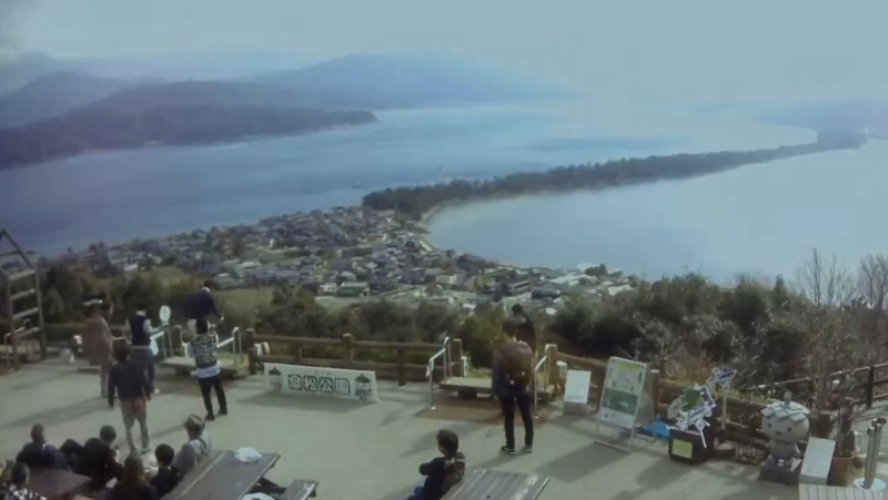 男子原在观景台上做出弯腰动作。 男子原在观景台上做出弯腰动作。