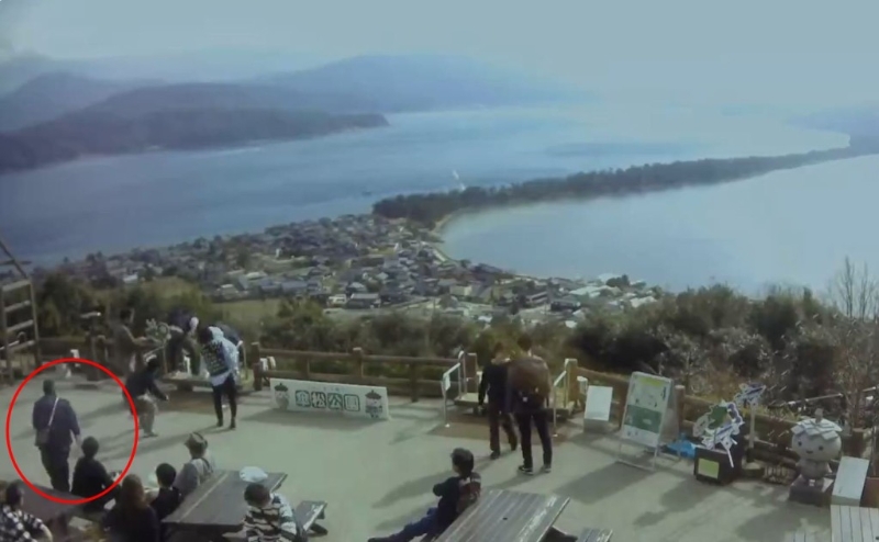 男同事(红圈)冲上前。 男同事(红圈)冲上前。