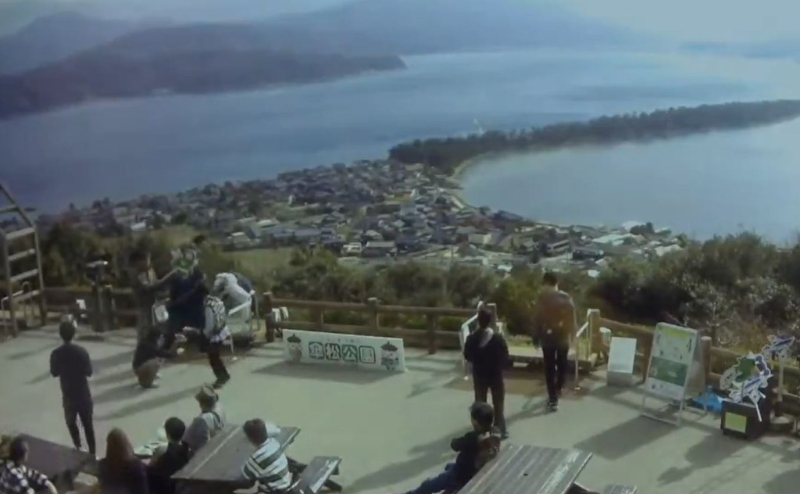 受害人失去重心。 受害人失去重心。