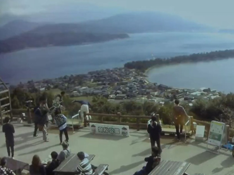 受害人跌入山谷。 受害人跌入山谷。