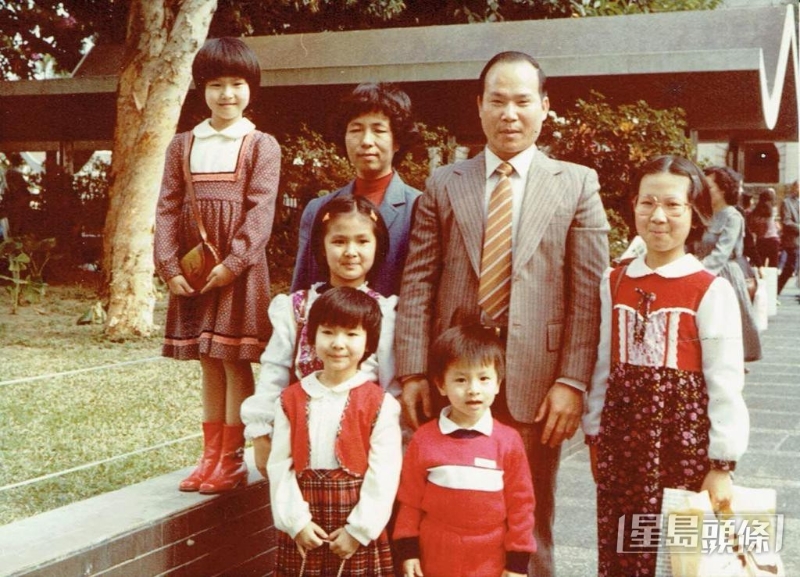 李淑慧（第二排左）感谢父母带给5姊弟温暖的家。