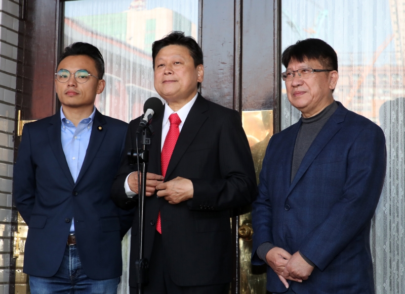 国民党团总召傅崐萁(中)、书记长洪孟楷(左)、首席副书记长林思铭(右)20日在“立法院”议场门口受访。( 国民党团总召傅崐萁(中)、书记长洪孟楷(左)、首席副书记长林思铭(右)20日在“立法院”议场门口受访。(