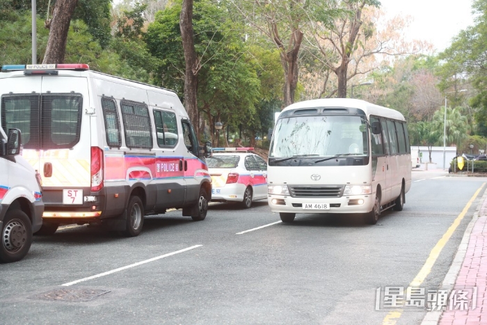 王青霞由入境处车辆送抵法院。