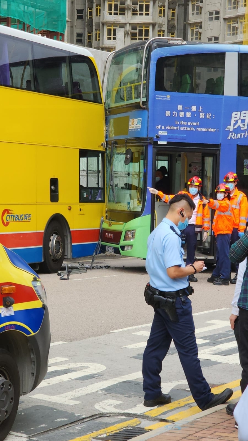 东涌迎东路发生两车相撞意外，涉及两辆巴士。