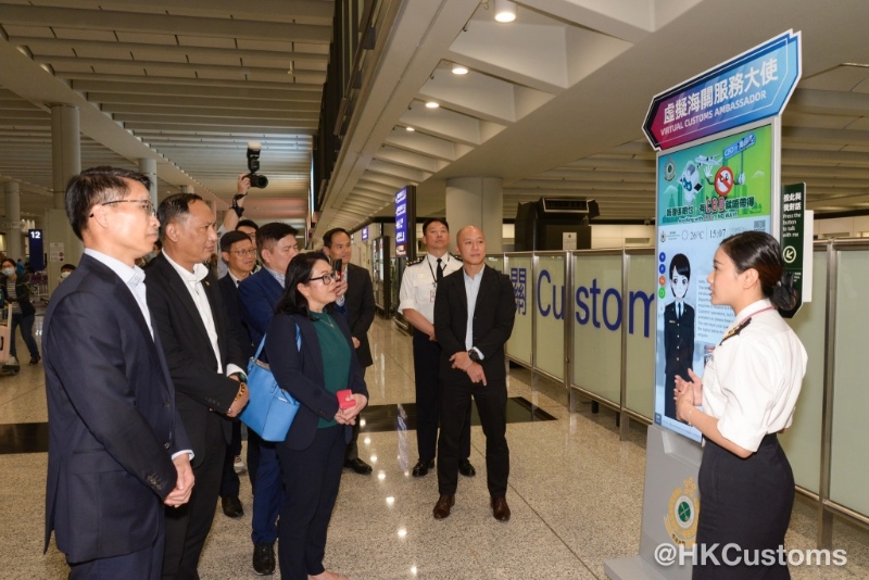 代表团参观机场海关清关设施。 香港海关facebook图片1