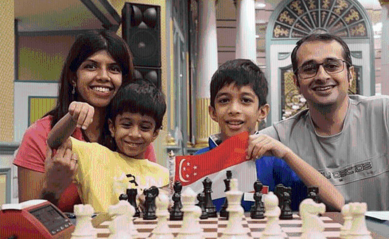 新加坡国际象棋神童阿什瓦斯（右二）与父母及弟弟7年前与家人从印度移居新加坡。Facebook：Singapore Chess Federation