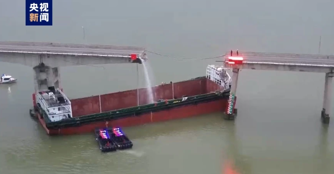 广州南沙沥心沙大桥被船只撞断，有车辆落水