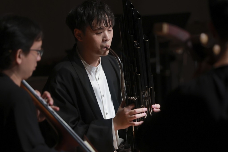 演奏会结合了中西乐器的同时演出,让乐迷耳目一新。 演奏会结合了中西乐器的同时演出,让乐迷耳目一新。