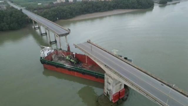 广州南沙沥心沙大桥被船只撞断。
