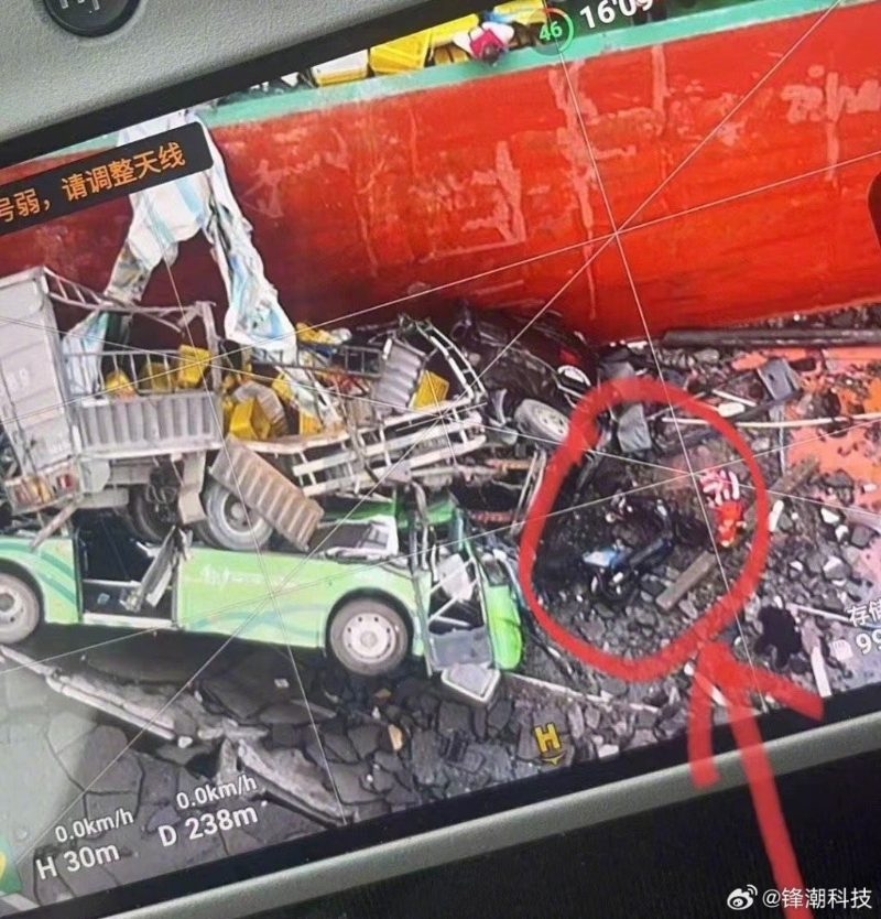 网传照片可见，被打捞出水车辆损毁严重，如同废铁 网图