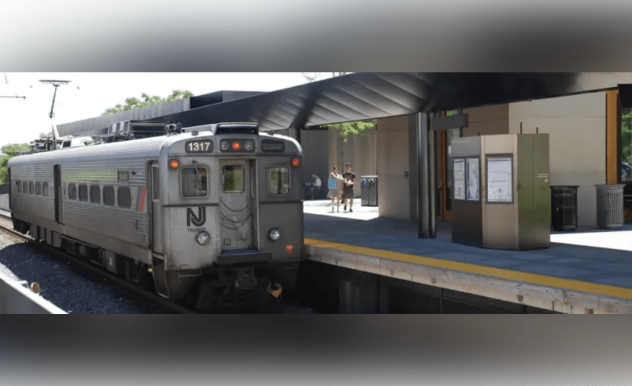 美国长春藤名校普林斯顿大学近日发文,指该校一名19岁华裔学生新生詹姆斯‧李(James Li)在校门外被驶过火车撞毙,校方对事件表示哀悼。 美国长春藤名校普林斯顿大学近日发文,指该校一名19岁华裔学生新生詹姆斯‧李(James Li)在校门外被驶过火车撞毙,校方对事件表示哀悼。