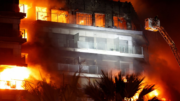 西班牙住宅大楼火警,火势猛烈。 西班牙住宅大楼火警,火势猛烈。