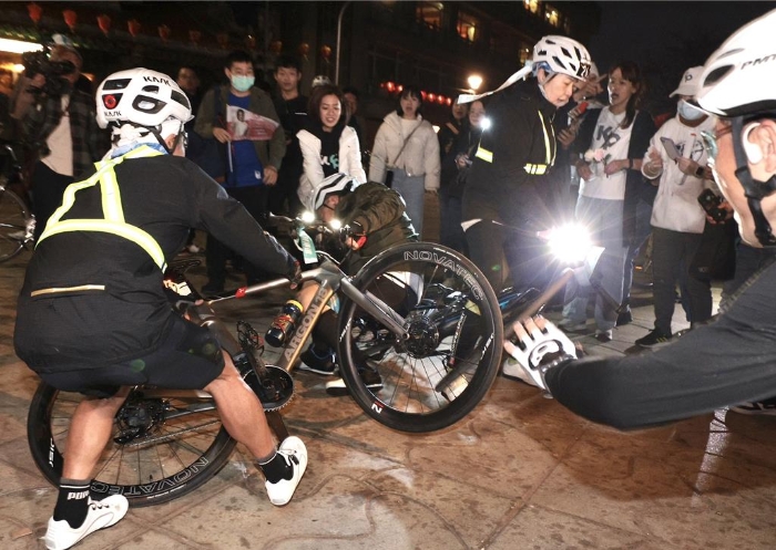 柯文哲先是坐在脚踏车上让媒体捕捉画面,下车时右脚不慎勾到坐垫,使身体不平衡摔倒,吓坏幕僚与支持者。 柯文哲先是坐在脚踏车上让媒体捕捉画面,下车时右脚不慎勾到坐垫,使身体不平衡摔倒,吓坏幕僚与支持者。