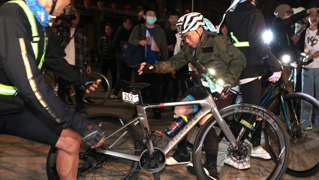 柯文哲先是坐在脚踏车上让媒体捕捉画面,下车时右脚不慎勾到坐垫,使身体不平衡摔倒,吓坏幕僚与支持者 柯文哲先是坐在脚踏车上让媒体捕捉画面,下车时右脚不慎勾到坐垫,使身体不平衡摔倒,吓坏幕僚与支持者