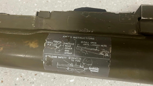 美国麻萨诸塞州一名警察日前盘查可疑车辆时，意外在车上发现美国陆军使用的M190火箭弹发射器。