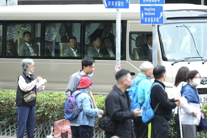 夏宝龙继续访港考察调研第三日。他今早(24日)到将军澳一间酒楼，与市民一起饮早茶。