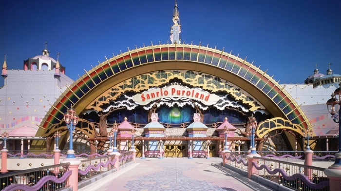 三丽鸥彩虹乐园（Sanrio Puroland）位于东京都多摩市。