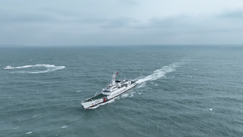 福建海警组织舰艇编队在金门附近海域开展执法巡查 。