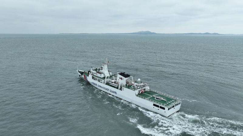 福建海警组织舰艇编队在金门附近海域开展执法巡查。