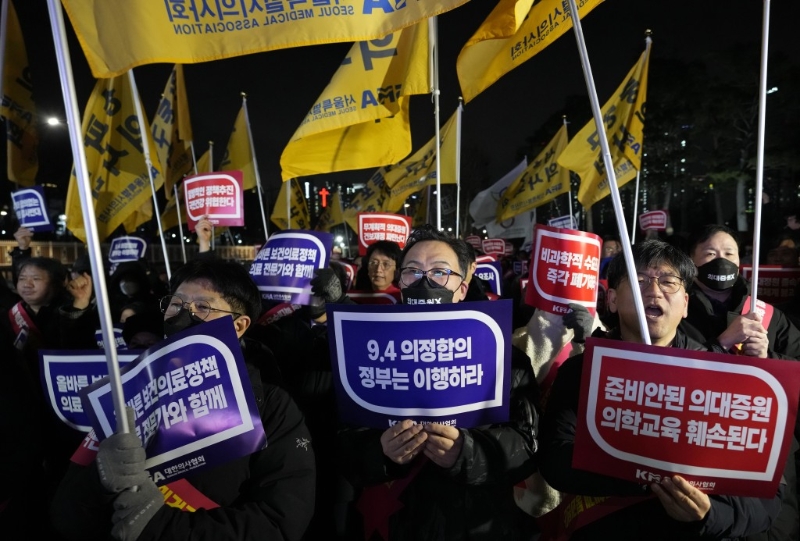 南韩医生在首尔集会，不满政府扩大招收医科生。 美联社