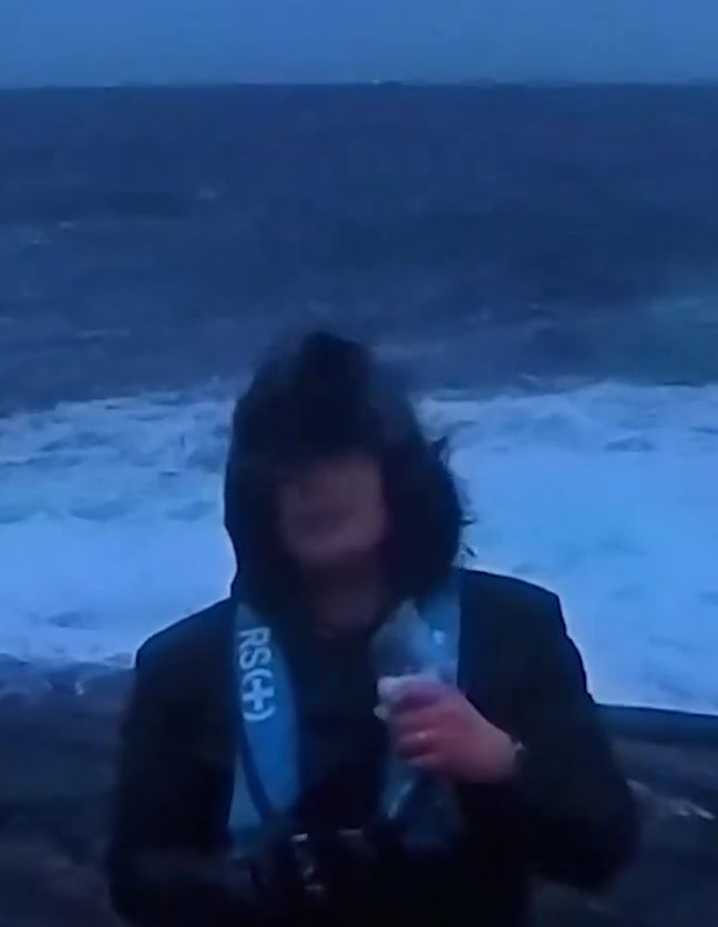 记者在强风中进行直播。平台X 记者在强风中进行直播。平台X