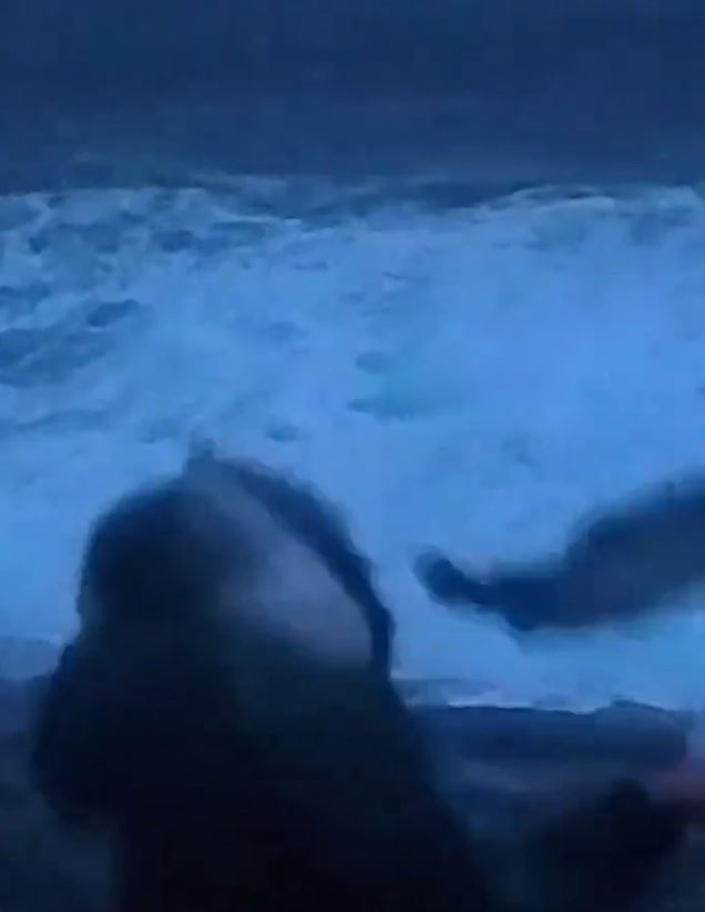 记者实时倒地。平台X 记者实时倒地。平台X