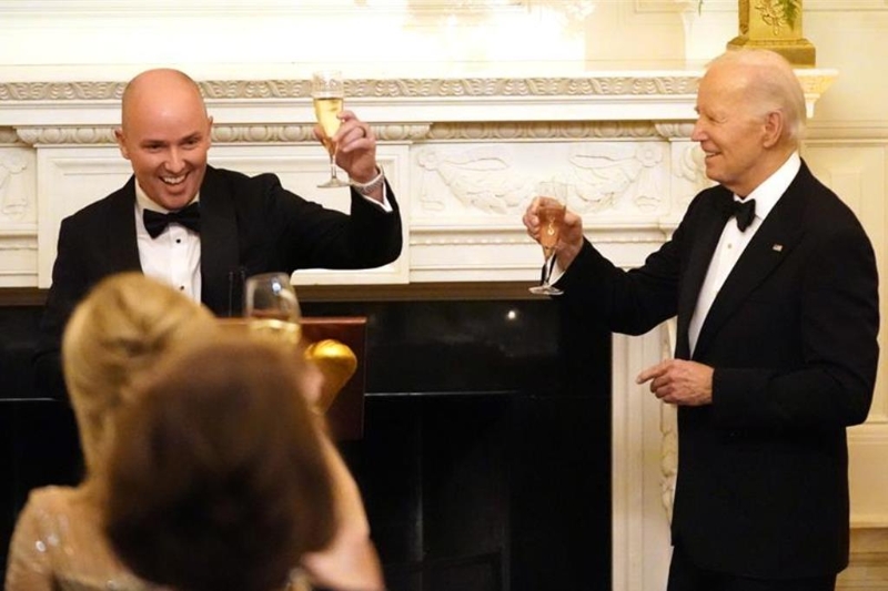 美国总统拜登和犹他州州长柯克斯（左）24日在白宫晚宴上相互祝酒。 美联社