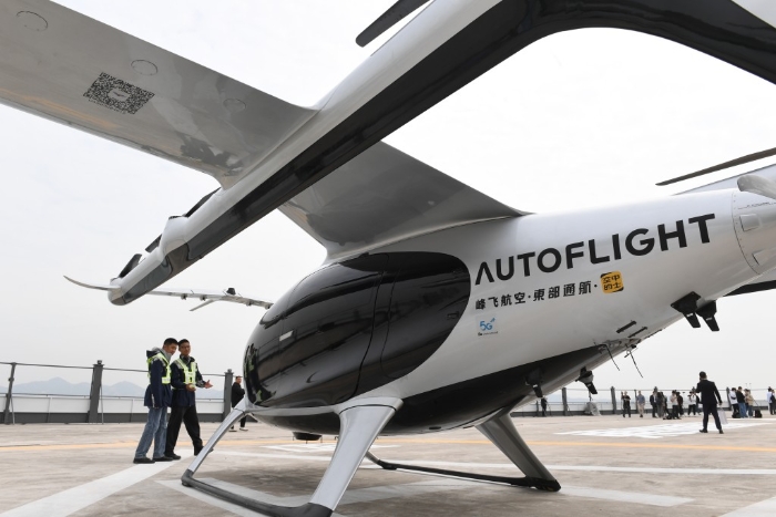 2月27日，深圳，全球首条eVTOL（电动垂直起降航空器）跨城跨湾航线首次演示飞行在蛇口邮轮中心举行。