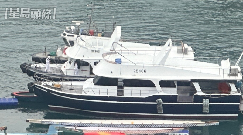 白衣鉴证人员在船上搜证。 白衣鉴证人员在船上搜证。