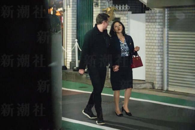 广濑惠被拍到与外籍男子牵手同行。