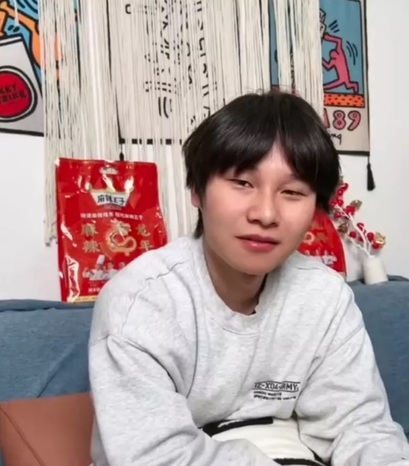 张子龙接受记者采访.jpg 张子龙接受记者采访.jpg