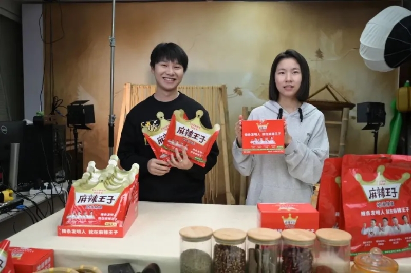 张子龙亲自上阵直播带货.jpg 张子龙亲自上阵直播带货.jpg