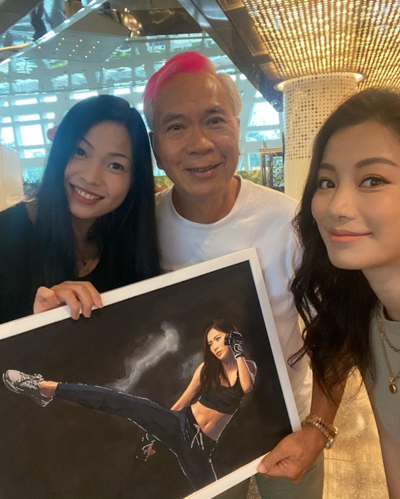 李龙基与女友与杨柳青(右)合照 李龙基与女友与杨柳青(右)合照