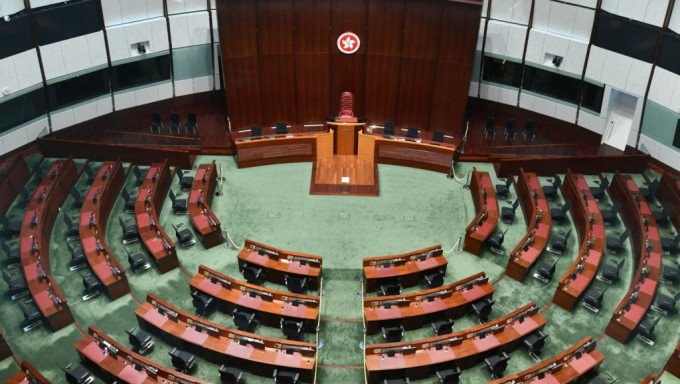 政府预料快将把草案提交立法会。 政府预料快将把草案提交立法会。