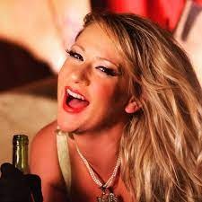 雷查特曾使用艺名Carrie Royale 雷查特曾使用艺名Carrie Royale