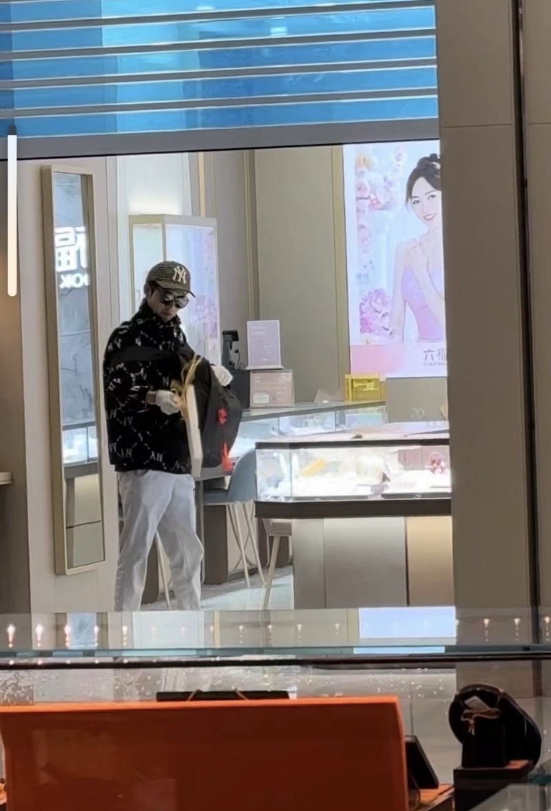 男子闯金店抢金 男子闯金店抢金