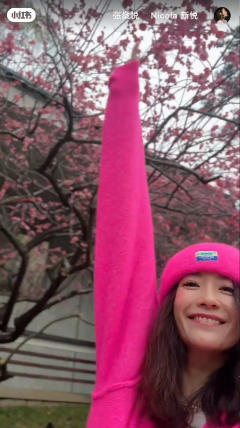 不过摇来摇去的影片都无阻网民欣赏张新悦的美貌。 不过摇来摇去的影片都无阻网民欣赏张新悦的美貌。