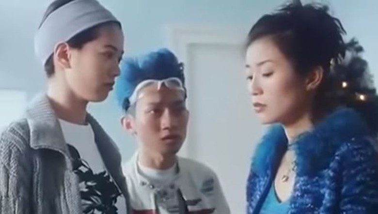 袁咏仪曾与在TVB节目《最佳女主角》中大爆1997年拍戏时,身为片中女主角的她竟被一位新人推撞争位,令她即场发火。 袁咏仪曾与在TVB节目《最佳女主角》中大爆1997年拍戏时,身为片中女主角的她竟被一位新人推撞争位,令她即场发火。