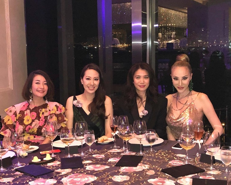 直至2018年,袁咏仪与张新悦在一场合碰面,拍下合照被指和好。 直至2018年,袁咏仪与张新悦在一场合碰面,拍下合照被指和好。